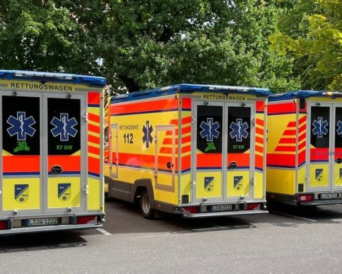 Krankentransporter_hinter_Brunnen