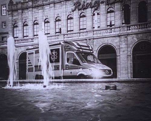 Krankentransporter_hinter_Brunnen